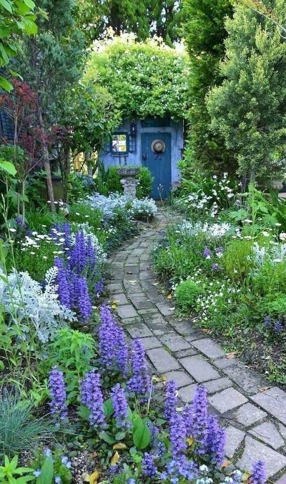 Kleine achtertuin kleine romantische tuin