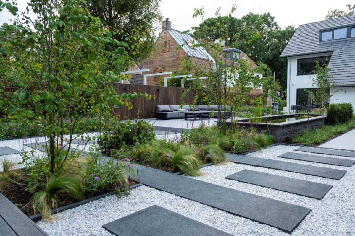 Functionele opbergruimtes in een minimalistische tuin